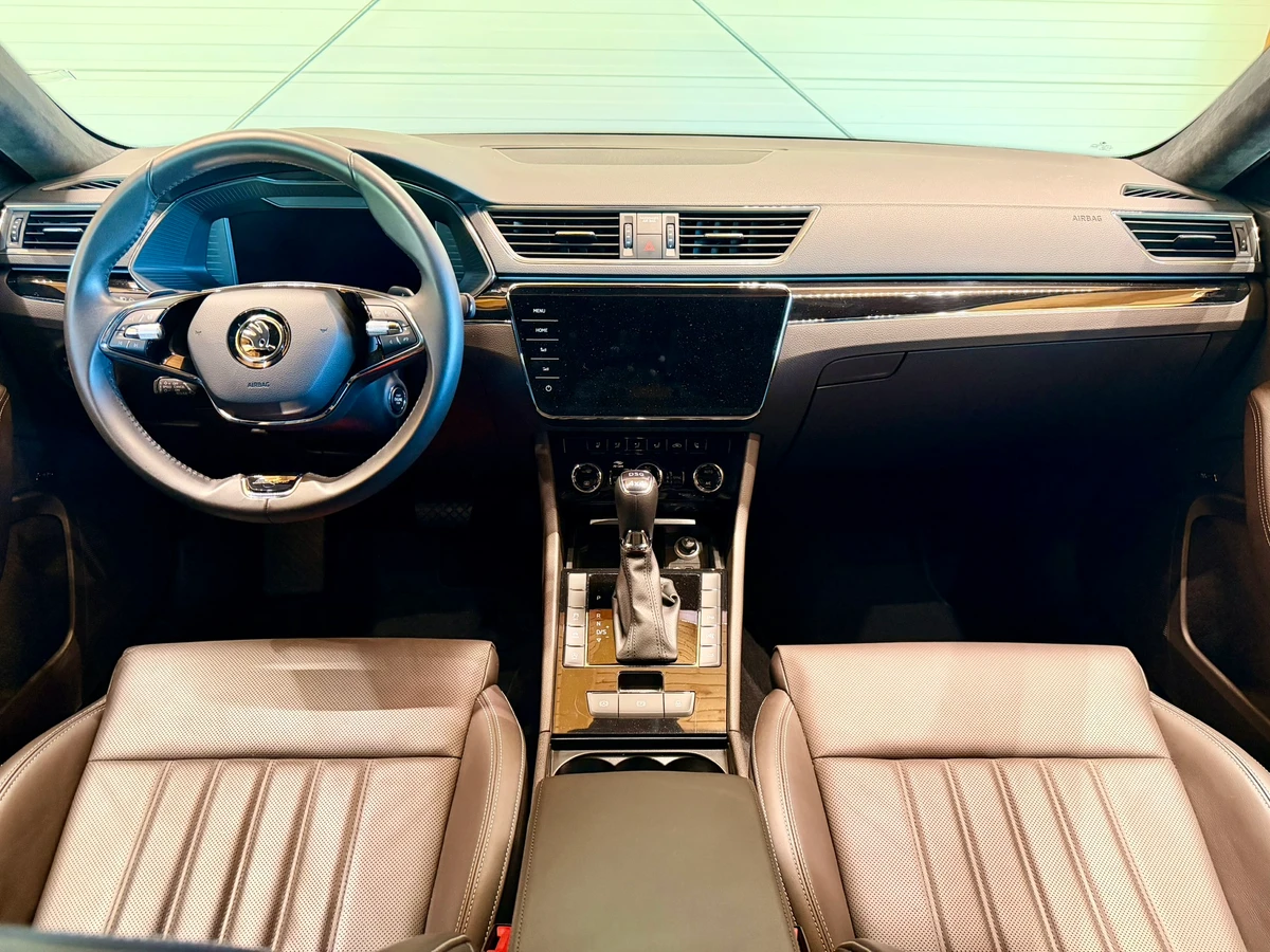Škoda Superb 2.0 TSi 206 Kw DSG 4x4 Laurin & Klementinteriér